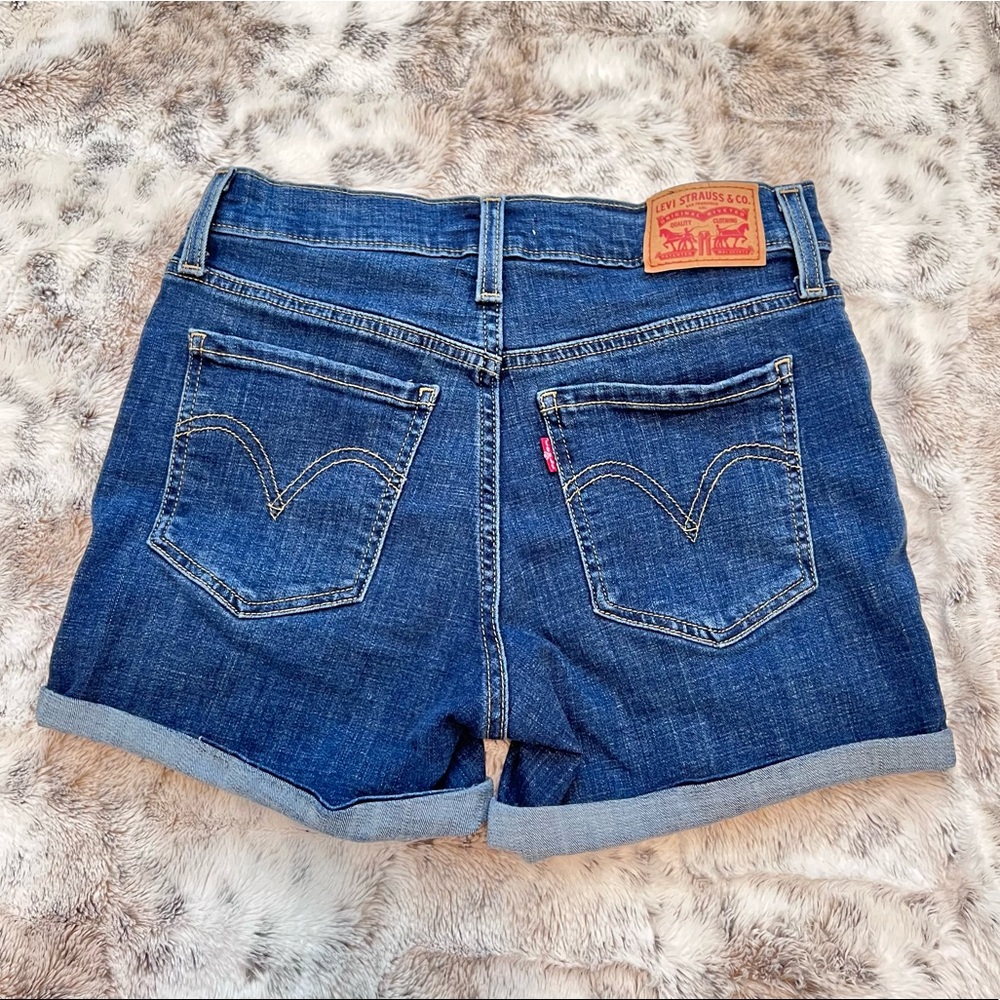 Levi’s mid length shorts size 26